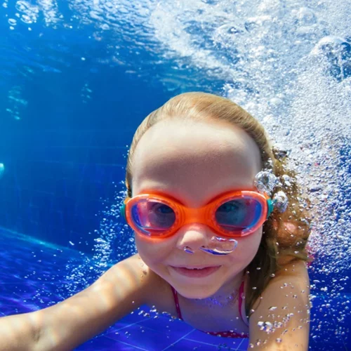 Τα οφέλη από το κολύμπι: Μάθε σε 3' γιατί αξίζει να πας το μικρό σου στο κολυμβητήριο