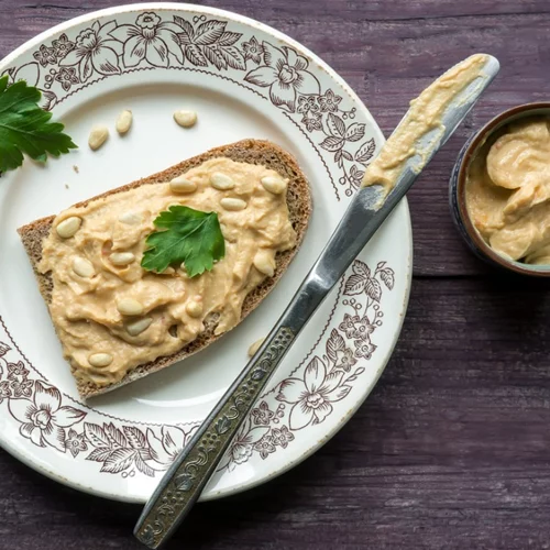 Τοστ με χούμους: 4 διαφορετικοί συνδυασμοί για να απολαύσεις το "νέο" πρωινό