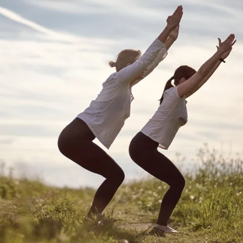 Γιόγκα για αρθρίτιδα: Οι θέσεις που προτείνει η yoga instructor