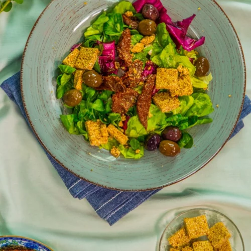 Συνταγή για νηστίσιμη σαλάτα με παστέλι και λιαστή ντομάτα