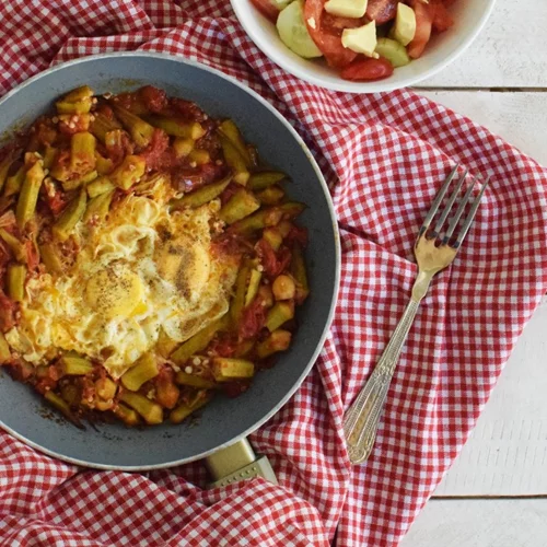 Μπάμιες με αυγά μάτια: Καλοκαιρινό και υγιεινό γεύμα για το μεσημέρι