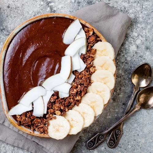 Σμούθι μπολ πρωτεΐνης με σοκολάτα και μάκα σκόνη για ένα πρωινό γεμάτο ενέργεια