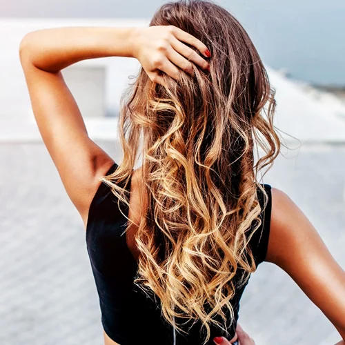 7 τρόποι για μπούκλες στα μαλλιά χωρίς θερμότητα, χωρίς εργαλεία