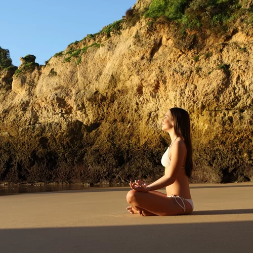 Πού και πώς μπορούμε να κάνουμε yoga εκτός studio και τι οφέλη προσφέρει;