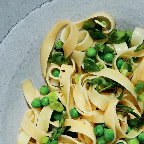 Συνταγή για ζυμαρικά με αρακά, εστραγκόν και βασιλικό
