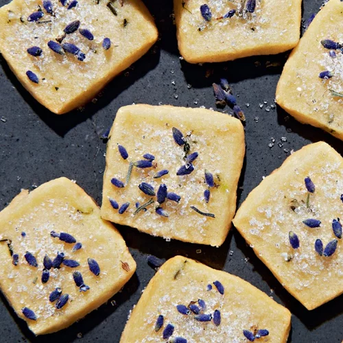 Μπισκότα βουτύρου αρωματισμένα με θυμάρι και ελαιόλαδο και άνθη λεβάντας