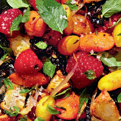 Σαλάτα με ψωμί αρωματισμένο με θυμάρι με ψητά καρότα, φρούτα του δάσους και δυόσμο