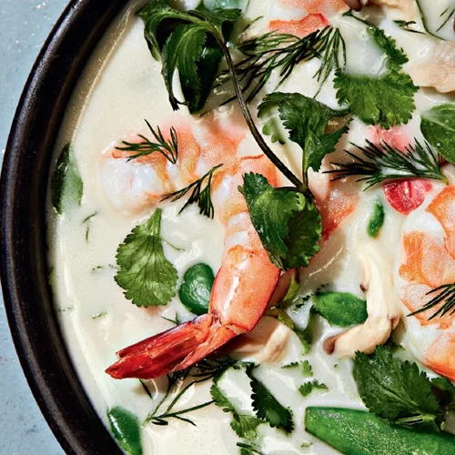 Σούπα με γάλα καρύδας, γαρίδες και γλυκομπίζελα με κόλιαντρο, βασιλικό και άνηθο