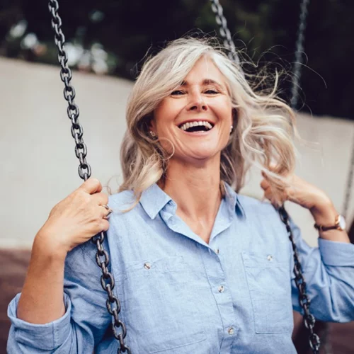 «Όλες οι αλήθειες που ανακάλυψα όταν αποφάσισα να αφήσω τα μαλλιά μου να γκριζάρουν»