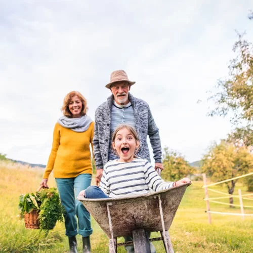Διακοπές με τη γιαγιά και τον παππού: Κάτι κερδίζεις, κάτι χάνεις