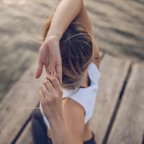 Θεραπευτική γιόγκα: Γιατί να την επιλέξεις και πώς γίνεται;