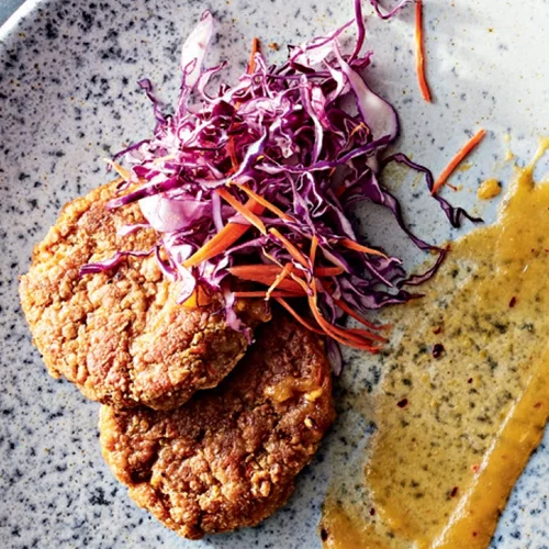 Πικάντικα μπιφτέκια ρεβιθιού με σάλτσα και λάχανο