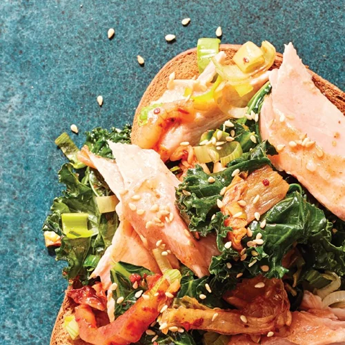 Λεμονάτος σολομός με κίμτσι και σοταρισμένα λαχανικά