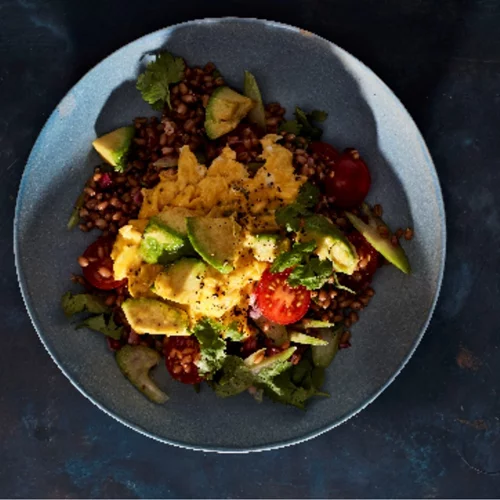 Συνταγή για αυγά scrambled με αβοκάντο και chia σε σιτάρι με ντομάτες