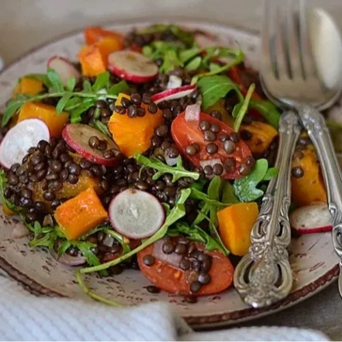 Σαλάτα με κολοκύθα και φακές: Η τέλεια φθινοπωρινή συνταγή για ένα light γεύμα