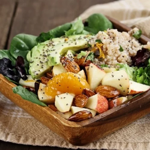 Vegan σαλάτα με κινόα και φρούτα ιδανική για αποτοξίνωση