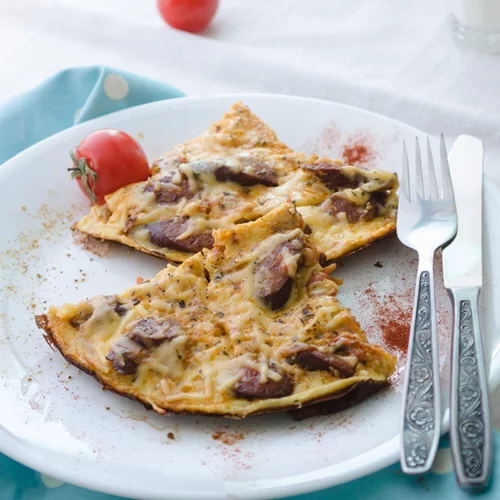 Ομελέτα φούρνου με χωριάτικο λουκάνικο κοτόπουλου και πιπεριές