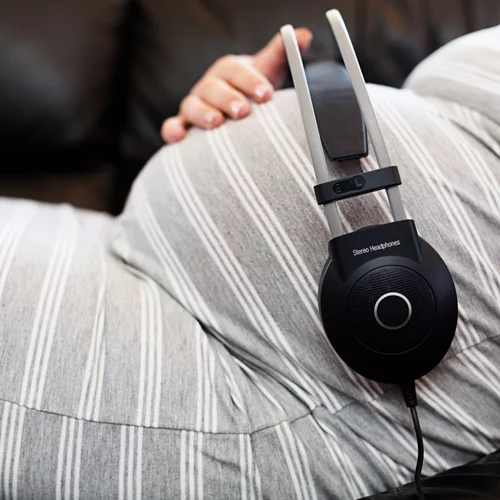 Τι ακούει το μωρό στην κοιλιά σου;