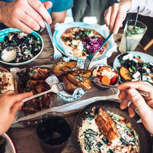 Τι να τρώω όταν βγαίνω έξω ή παίρνω delivery; Ρωτήσαμε 10 διαιτολόγους τι προτιμούν