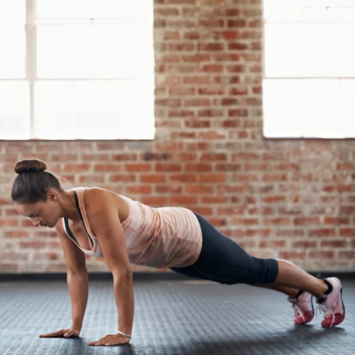 2 ασκήσεις προετοιμασίας για να πετύχεις το πρώτο σου push-up