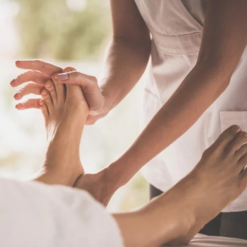 Ρεφλεξολογία: Μια ολιστική προσέγγιση στην ανακούφιση από συμπτώματα