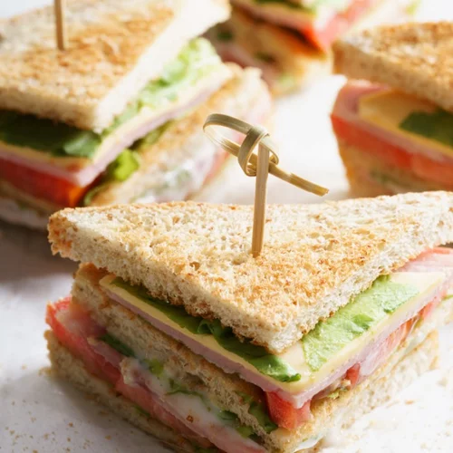 Σπιτικό κλαμπ σάντουιτς: Φτιάξε την πιο υγιεινή και νέα μορφή του με αυτά τα υλικά