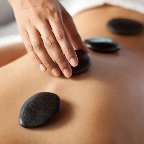 Μασάζ με καυτές πέτρες: Όσα θέλεις να γνωρίζεις από τους ειδικούς