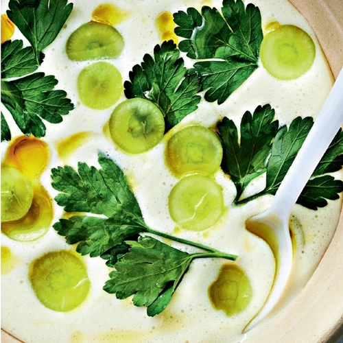 Συνταγή για γκασπάτσο με γάλα αμυγδάλου και σταφύλι