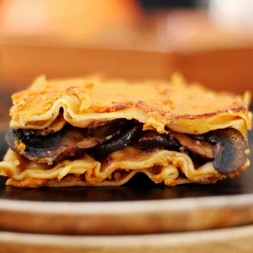 Vegan λαζάνια με κρέμα κολοκύθας και μανιτάρια 