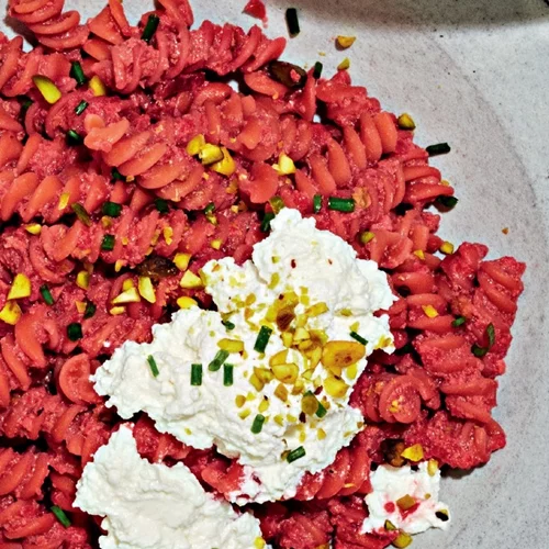 Βίδες από κόκκινες φακές με πέστο παντζαριού