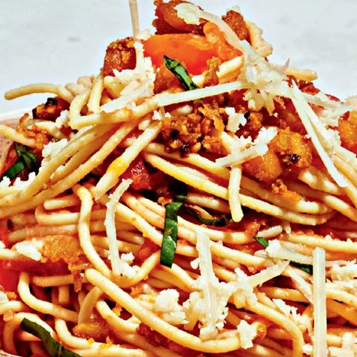 Σπαγγέτι από ρεβίθια με πικάντικη σάλτσα ντομάτας