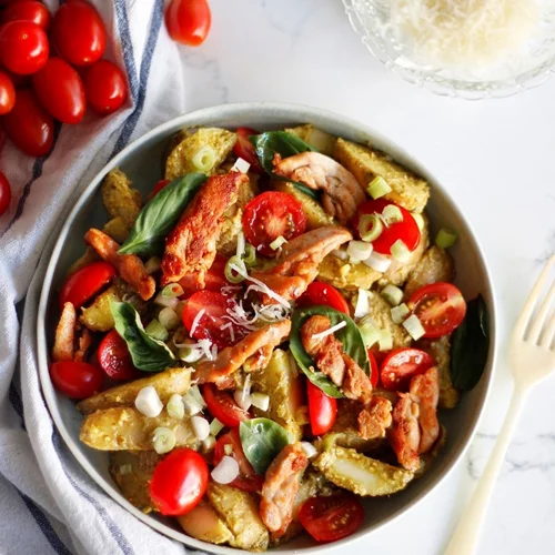 Συνταγή για πατατοσαλάτα με πέστο και κοτόπουλο