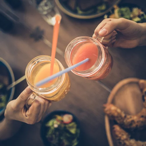 3 δροσιστικές συνταγές για υγιεινά μοκτέιλς για το καλοκαίρι