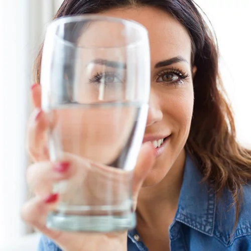 «Πιες νερό» - αλλά ποιο νερό; Και πού «κολλάει» ο Λευτέρης Λαζάρου και το ΘΕΟΝΗ;