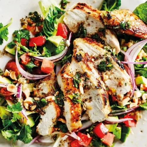 Πικάντικη σαλάτα με κοτόπουλο: Θα τη δοκιμάσουμε απόψε