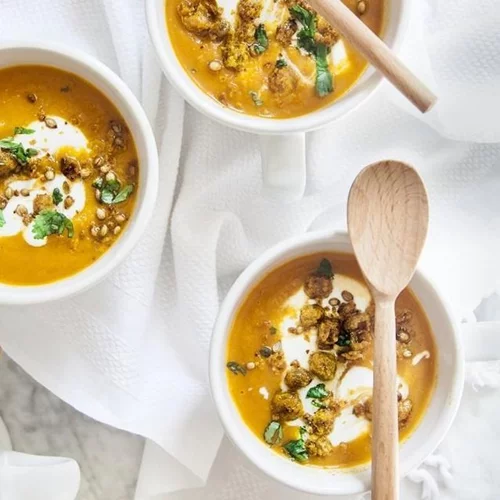 Μια σούπα από ψητά καρότα και ταχίνι που μυρίζει φθινόπωρο