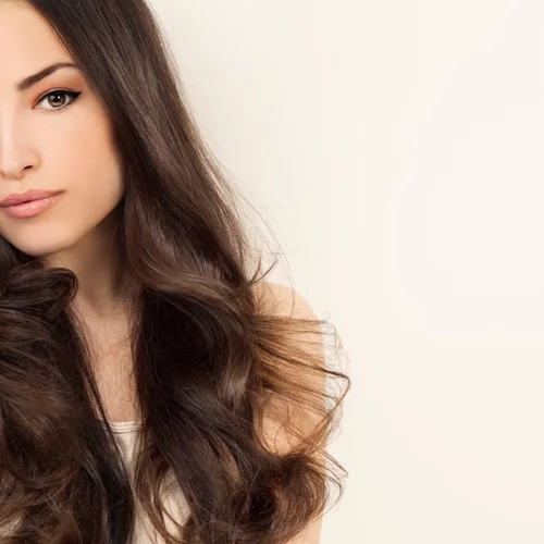 6 συμβουλές για να δείχνουν τα μαλλιά πιο λαμπερά, υγιή και νεανικά