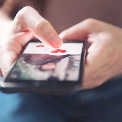 Φλερτ μέσω Διαδικτύου; Οι 7 σημαντικές συμβουλές του ειδικού