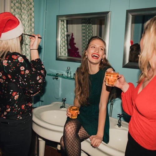 Πλήρης οδηγός περιποίησης στο παρά πέντε των γιορτών για εντυπωσιακές εμφανίσεις