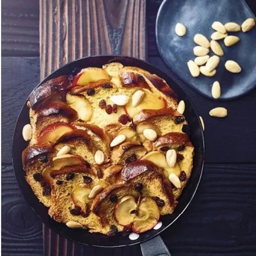 Mηλόπιτα με βάση το τσουρέκι που θα σε ξετρελάνει