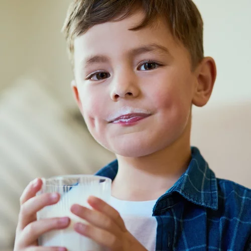 «Το παιδί μου δεν πίνει γάλα», να ανησυχώ; H διατροφολόγος Θεώνη Καπερώνη απαντά