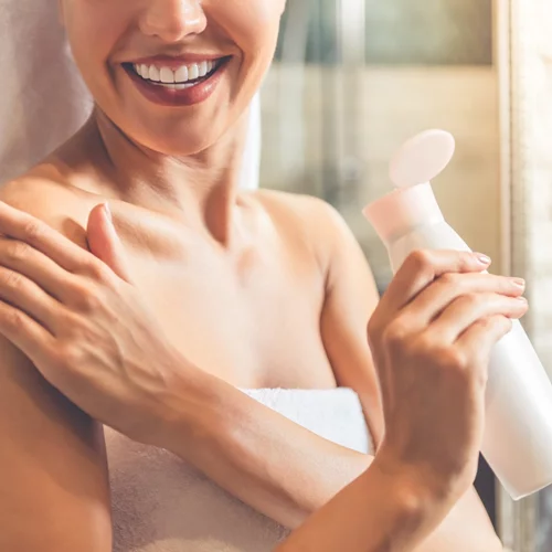 Μαλλιά που ηλεκτρίζονται, χείλη που σκάνε και άλλα χειμερινά beauty προβλήματα βρίσκουν τη λύση τους