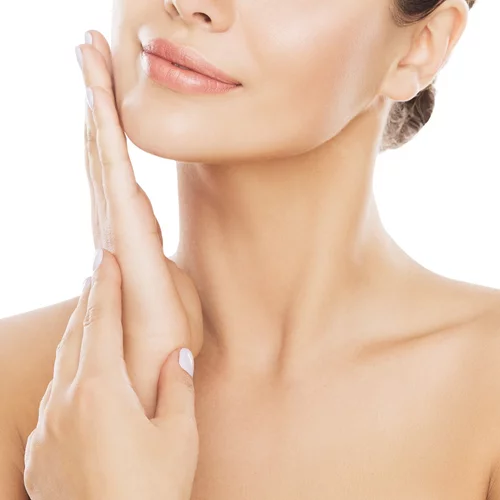 Μικρά tips που εξαφανίζουν τις ρυτίδες στο λαιμό και το ντεκολτέ