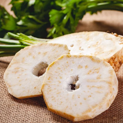 «Μπριζόλες» από ρίζες σελινόριζας με μπρόκολο και σάλτσα βέρντε φιστικιού