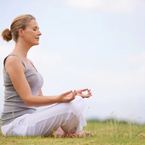 Γιόγκα στην εμμηνόπαυση: Πώς βοηθάει; Τι λένε οι επιστημονικές έρευνες;