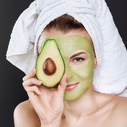 Μάσκα προσώπου για ενυδάτωση και λάμψη: 2 τέλειες συνταγές με υλικά κουζίνας