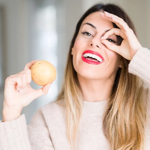 Να πώς η πατάτα σβήνει τους μαύρους κύκλους (μάθε το μυστικό των μοντέλων!)