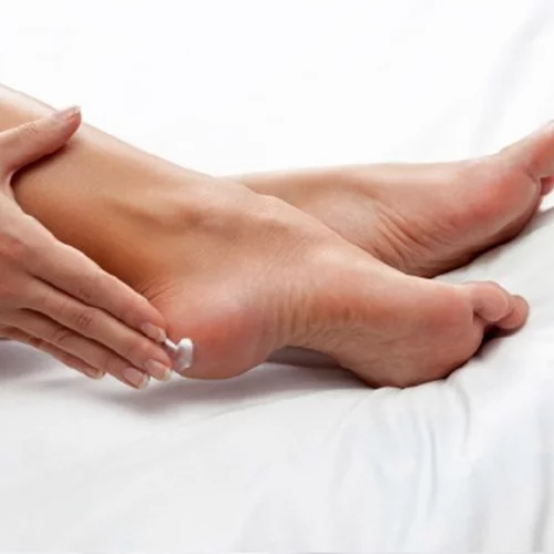 Όχι στα ξηρά, σκασμένα πόδια: Πώς κάνουμε ανάπλαση ποδιών «φυσικά»