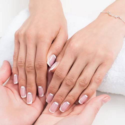 Νύχια που σπάνε εύκολα: Οι αιτίες και οι λύσεις του προβλήματος