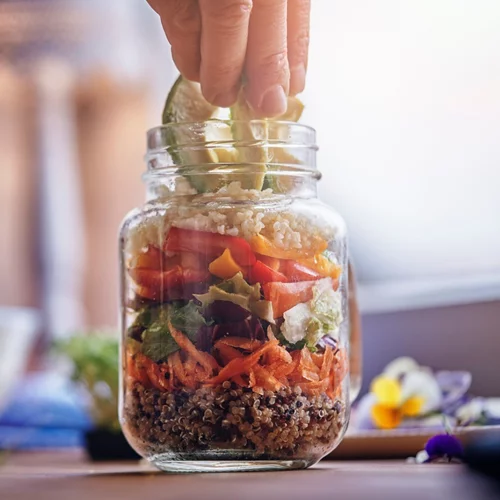 Σαλάτα σε βάζο: Πώς φτιάχνουμε το τέλειο salad jar για ενέργεια, ενδυνάμωση, ενυδάτωση